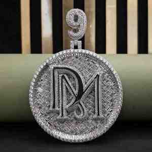 Colgante Hip Hop DM Personalizado Completamente Cubierto de Diamantes con Número 9, Acero Inoxidable, Moissanita 104.33 CT - Product Image 1