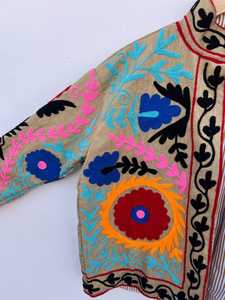Chaqueta de Invierno Acolchada con Bordado Floral Suzani, Chaqueta Abierta Unisex de Estilo Bohemio para Festivales, Prenda Exterior Hecha a Mano con Cuello Alto - Product Image 3
