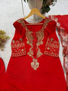 Conjunto Premium de Kurta y Palazzo de Tela Romana Bordada, Elástica y Sin Arrugas, con Adornos de Cuentas y Dupatta a Juego - Product Image 6