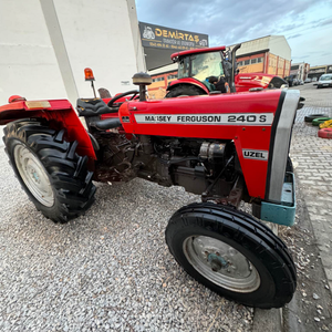 Tractor Massey Ferguson MF 240, Maquinaria Agrícola de Trabajo Pesado, Ideal para Arar, Plantar, Cosechar, Trabajo Agrícola, Resistente - Product Image 1