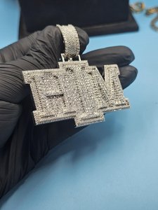 จี้เงินแท้ 925 ทำมือแบบกำหนดเอง สไตล์ฮิปฮอป ประดับเพชรโมอิสซาไนต์ VVS ระดับพรีเมียม พร้อมจี้ตัวอักษร - Product Image 3