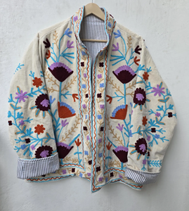 Veste élégante en velours tricoté respirant, brodée à la main style Suzani, avec broderie complexe au point de chaînette, en coton rayé sophistiqué - Product Image 1