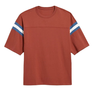 Camiseta Unisex 2026 para Hombre, Color Rojo Óxido con Rayas en las Mangas, Estilo Casual Deportivo, Cuello Redondo, Media Manga, Cómoda, Ropa Urbana de Verano, Moderna - Product Image 2