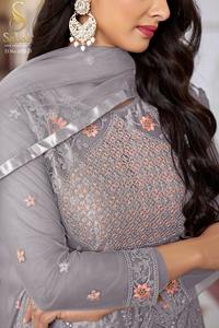 Exclusivo Conjunto de Salwar Kameez con Bordado de Mariposa, Diseños Étnicos Modernos, Parte Inferior de Satén para Mujer, Ropa de Invierno, Estilo Indio Pakistaní - Product Image 4