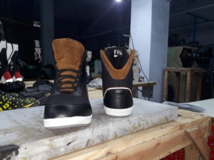 Sneakers noires et brunes unisexes en cuir, toutes tailles disponibles - Product Image 2