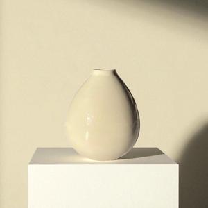 Vase en céramique crème sophistiqué avec silhouette élégante, finition brillante et un attrait central raffiné pour la décoration intérieure de luxe - Product Image 3