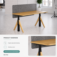 Bureau de travail moderne réglable en hauteur avec plateau en bois grainé, écran d'intimité gris et base inclinée