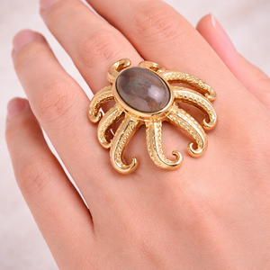 Anillos de latón con labradorita y gema de pulpo de Moku Jewellery, joyería artesanal para mujer, estilo glamuroso inspirado en el océano. - Product Image 5
