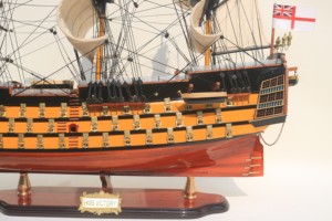 VERSION HAUTEMENT DÉTAILLÉE |   HMS VICTORY PEINTS ET DÉCORÉS |   Modèle de bateau à voile anglais en bois artisanal pour la décoration de la maison et la collection - Product Image 5