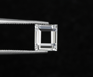 เพชรคุณภาพสูง รับรองโดย IGI น้ำหนัก 0.80 กะรัต ความสะอาดระดับ VVS-VS สี E,F รูปทรงบาแกตต์ เพชรเลี้ยงในห้องปฏิบัติการเจาะรูด้วยเลเซอร์ - Product Image 1