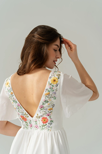 Vestido de Noche Elegante de Seda Blanca con Bordado Floral a Mano, Cuello en V y Corte en A, Ideal para Bodas, Eventos Formales y Verano - Product Image 2