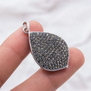 Vente en gros de pendentifs en argent sterling 925 massif sertis de zircone cubique noire en forme de larme, bijoux Memoria - Product Image 3