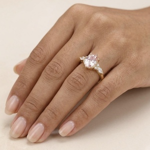 แหวนหมั้นคลาสสิกเพชรทรงหยดน้ำสีชมพูแฟนซี 18K ทองคำขาว ประดับเพชรเลี้ยงในห้องปฏิบัติการ รับรองโดย IGI สำหรับผู้หญิง จาก LILABA ENTERPRISE - Product Image 3