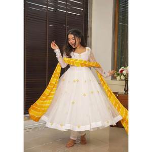 Costume Anarkali XS pour soirée avec broderie, comprend pantalon et dupatta - Product Image 2