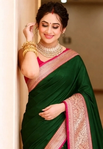 Sari en satin tissé uni KV pour femmes (vert foncé) - Product Image 1
