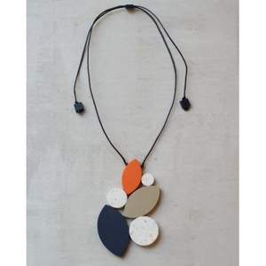 Collier de luxe pour femmes fait à la main avec des perles en bois de résine exclusives Assortiments de perles pour cadeaux Collection RR Enterprises Inde - Product Image 2