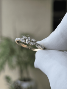 Anillo de Compromiso Ovalado de Oro de 2.30 Ct con Diamantes Cultivados en Laboratorio, Certificado IGI VS1, con Acentos de Baguette, Estilo Halo de Tallo Dividido y Engaste de Puntas, Lujoso para Novia - Product Image 4