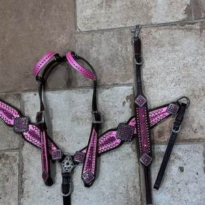 2026 Meilleures ventes : Ensemble de têtière et de collier de poitrée pour cheval en cuir marron fait main, orné de cristaux roses et de clous, style Western - Product Image 1