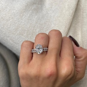Bague de fiançailles KRISHNAVII avec diamant de laboratoire taille ovale, plaqué or 18 carats et pierres latérales de 2,5 carats - Product Image 1