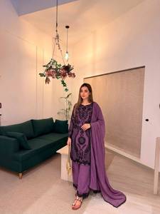 Ensemble prêt-à-porter entièrement cousu avec haut en faux georgette, broderie à points de chaînette et travail de sequins, pantalon et dupatta. - Product Image 2