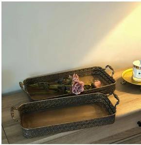 Plateau de service rectangulaire élégant en métal doré avec un design orné et des poignées, parfait pour servir des boissons et décorer la maison, provenant d'Inde. - Product Image 1