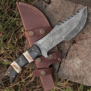 Cuchillo de caza y camping industrial hecho a mano con hoja serrada de 12 pulgadas de largo total, punta de clip, acero de Damasco y mango de cuerno. - Product Image 6