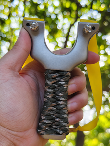 Slingshot en plastique gris durable avec bandes élastiques rouges, poignée DIY, léger, pour les sports de plein air et la pratique de la cible - Product Image 2