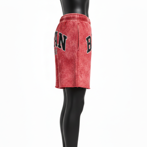 กางเกงขาสั้นกีฬาสีแดงผ้าฝ้ายฟลีซคุณภาพสูง 320 GSM ล้างสีแบบแอซิดวอช แต่งแถบสีดำลายเปลวไฟ ปักโลโก้ตามสั่ง กางเกงขาสั้นผู้หญิง - Product Image 4