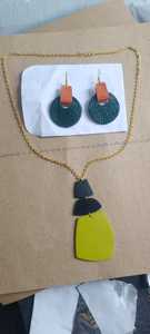 Pendientes de cuero hechos a mano con diseños únicos, ligeros, cómodos y de calidad artesanal para un estilo elegante. - Product Image 3