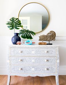 Commode contemporaine en os incrusté, meuble de rangement fait main avec une œuvre d'art unique en mosaïque d'os - Product Image 3