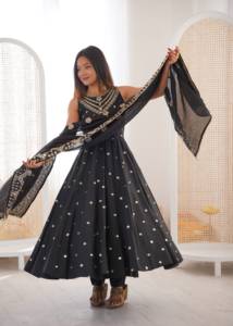 Vestido Anarkali de seda romana con bordado de diseñador y lentejuelas, con falda y dupatta, completamente cosido, listo para usar. - Product Image 5