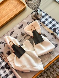Anneau de serviette créatif en cuir style tablier, accessoire décoratif pour la mise en table, idéal pour les dîners romantiques et les réceptions de mariage - Product Image 5