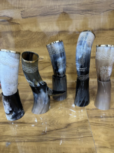 Élégants cornes à boire sculptées en corne de bœuf, ornées de motifs religieux et d'amour, pour la maison et l'hôtellerie - Product Image 5