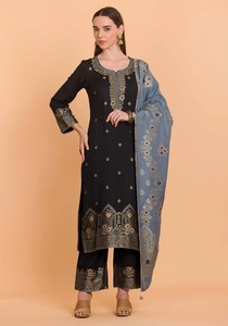 Qualité excellente, collection d'hiver Safaa Exclusive Dilkash, ensemble de robe d'hiver élégante avec broderie lourde, disponible à la vente - Product Image 4