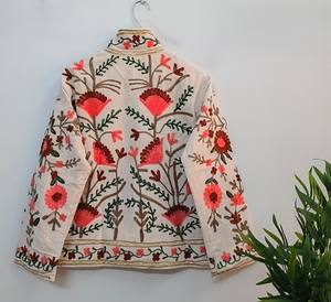 Veste en velours Suzani brodée à la main, crème premium – Manteau matelassé floral artisanal pour les mariages, les fêtes et les occasions spéciales - Product Image 4