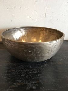 Ensemble de bols chantants OM en laiton pur, fabriqués à la main, avec marteau de méditation pour la guérison des chakras, les rituels bouddhistes et le yoga - Product Image 2