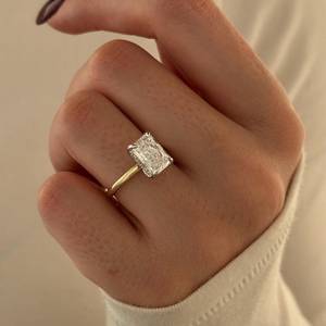 Bague inspirée de la nature avec diamant de laboratoire de 2,5 carats taille radiant E VVS2, halo caché, sertissage lotus tulipe, certifiée IGI - Product Image 1