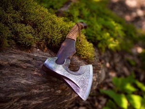 Hacha Vikinga Hecha a Mano con Hoja de Acero Grabada y Mango de Madera para Uso en Supervivencia - Product Image 6