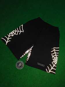 Pantalones cortos deportivos transpirables de punto para hombre, con estampado de telaraña negra y reflectores, cintura con cordón ajustable. - Product Image 4