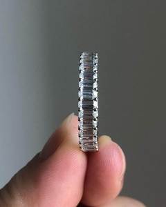 Anillo de Eternidad de Diamantes VVS de Lujo Unisex, Chapado en Oro Sólido de 18K, con Diamantes Cultivados en Laboratorio, Certificado por IGI, Corte Esmeralda, Apilable - Product Image 2
