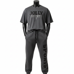 Conjunto de camiseta y pantalón de algodón y poliéster gris oscuro premium para hombre, con logotipo de transferencia térmica de cristal, impresión personalizada. - Product Image 1