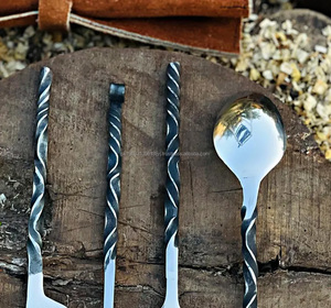 Juego de utensilios de este medieval forjados a mano con tenedor, cuchillo, cuchara hecha a mano con Funda de cuero, juegos de alta calidad - Product Image 3
