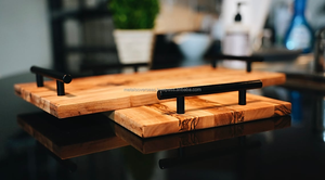 Plateau de service en bois classique, durable et naturel, avec poignées noires, pour la maison, les restaurants, les bars, les hôtels et les mariages - Product Image 2