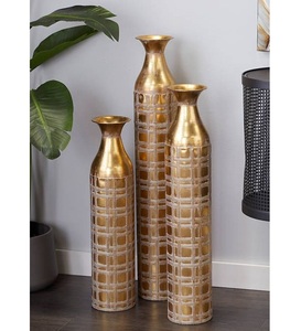 Colección de Jarrones de Piso con Patrón de Rejilla Dorada, Adorno Decorativo para un Ambiente Distintivo y Majestuoso - Product Image 1