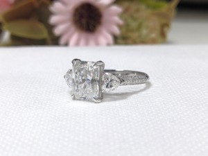 แหวนหมั้นเพชรโมอิสซาไนต์สามเม็ด ทองคำขาว/ทองเหลือง/ทองชมพู 14K แท้ น้ำหนัก 3.70 กะรัต ทรงเรเดียนท์คัท แบบวินเทจ ประดับเพชรแบบหนามเตย สำหรับผู้หญิง - Product Image 4