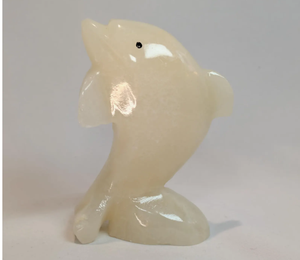 Figurine de dauphin en onyx blanc gravée à la main, élégante décoration d'intérieur inspirée de l'océan, objet de collection, cadeau - Product Image 4