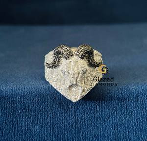 แหวนเงินแท้ 925 ประดับเพชรโมอิสซาไนต์ทรงกลมเจียระไนแบบบริลเลียนท์ ดีไซน์การ์ตูนฮิปฮอป รูปหัวแพะแกะ สำหรับผู้ชาย - Product Image 2