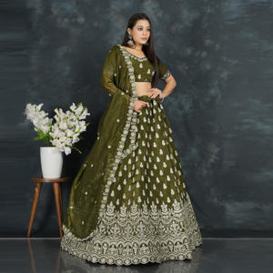 Lehenga Choli de Seda Crujiente |   Exquisito Tapete Decorativo con Hilo Intrincado |   Borde Bordado con Volantes Decorativos |   Conjunto coordinado de blusa y dupatta - Product Image 1