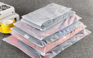 Sacs en T-shirt recyclables personnalisés avec fermeture éclair givrée en plastique PE pour l'expédition de vêtements, fabriqués au Vietnam - Product Image 3