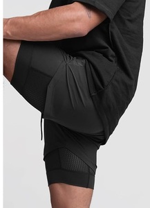 Shorts de sport respirants noirs pour hommes à séchage rapide, en maille, vente en gros, personnalisables, pour la musculation, le fitness, l'entraînement et la course à pied - Product Image 4
